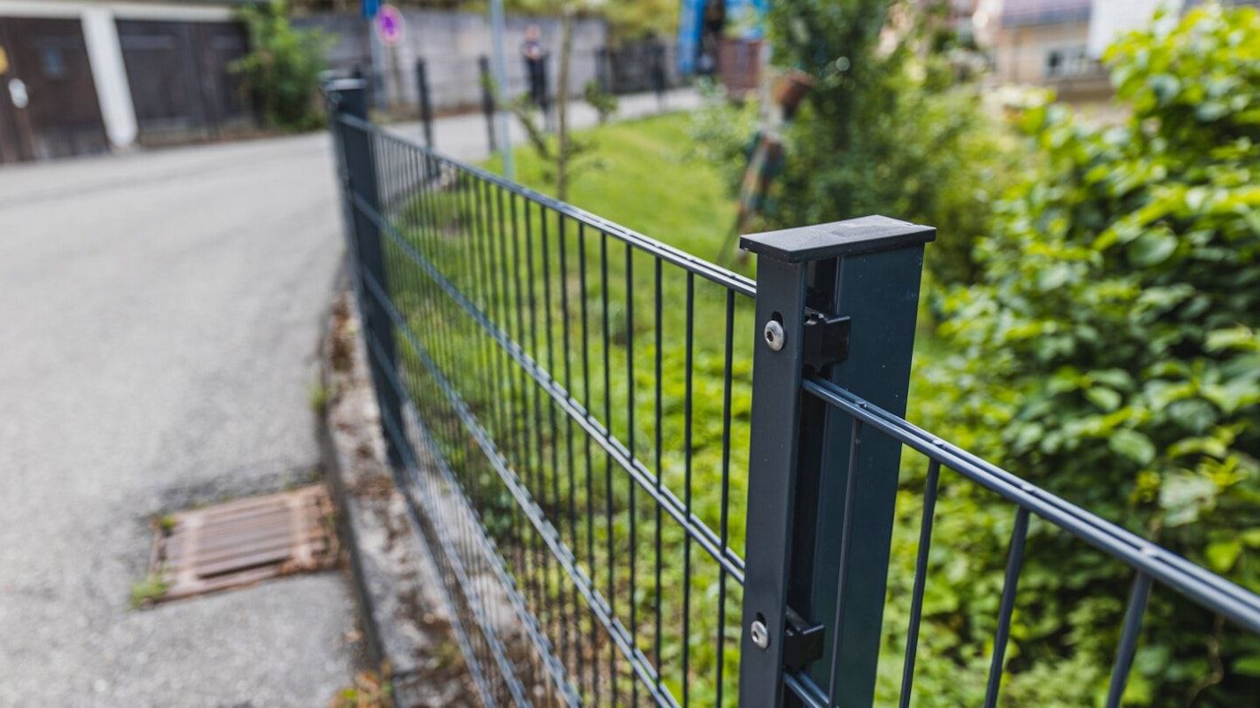 Wie Doppelstabmattenzäune Ihr Grundstück sicher und stilvoll abgrenzen