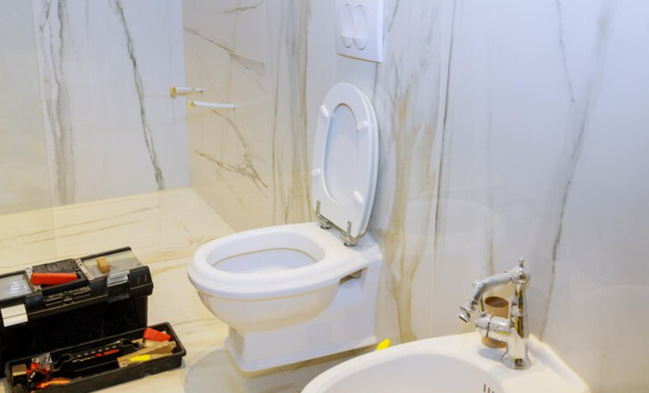 Warum regelmäßige Abflussreinigung WC-Verstopfungen verhindert